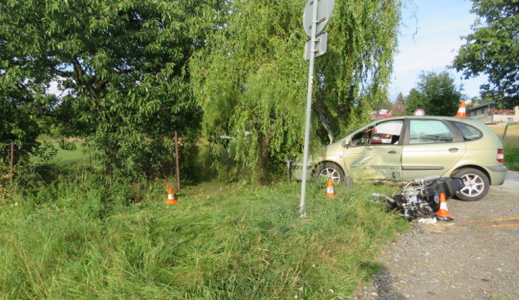 Vážná nehoda osobáku s motorkářem si vyžádala těžké zranění. Škoda je přes sto tisíc