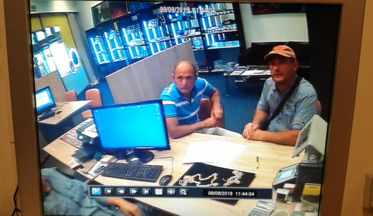 Dva muži prodali v Mercury padělky šperků za necelých půl milionu korun. Pátrá po nich policie