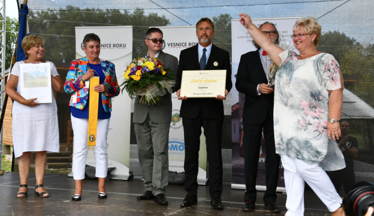 Hejtmanka Stráská dekorovala Zlatou stuhou Čejetice, vítěze jihočeského kola Vesnice roku 2019