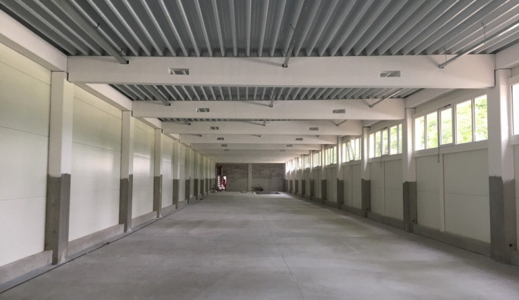 Atletický koridor v Oskarce dostal nový plášť a běžecké dráhy. Hotovo by mělo být na podzim