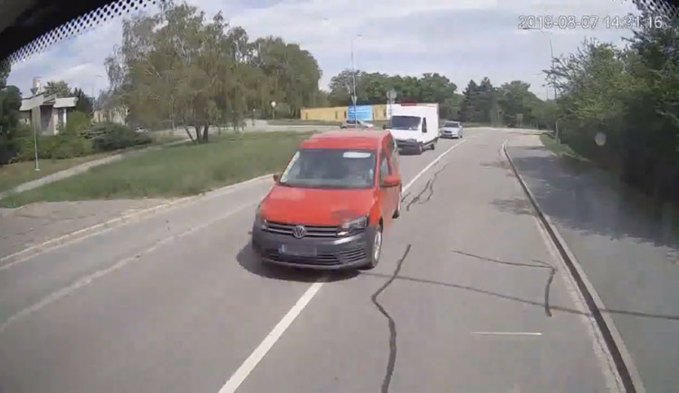 VIDEO: V hlavní roli nepozornost. Policisté zveřejnili záběry srážky auta s autobusem v Brně