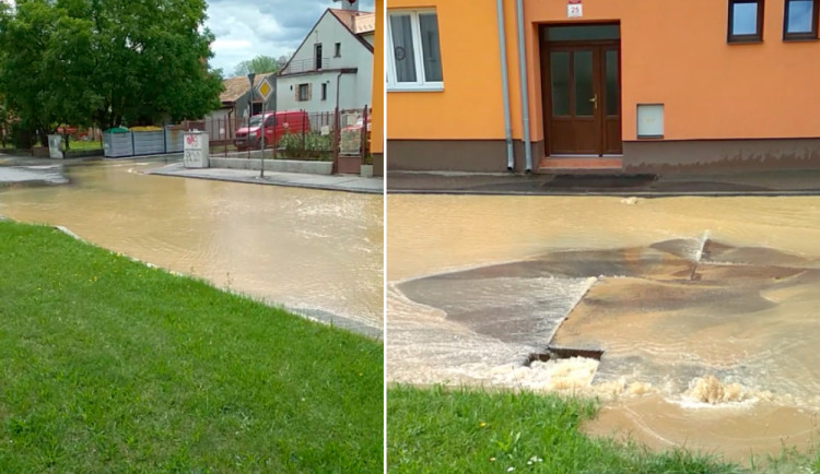 VIDEO: V ulici Na Zlaté stoce prasklo potrubí, dopravu řídí policie