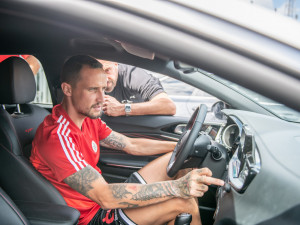 Hráči Dynama dostali nové vozy