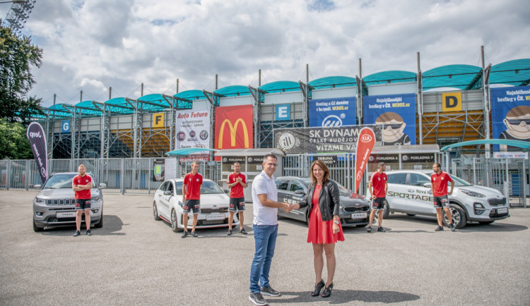 Hráči Dynama dostali nové vozy