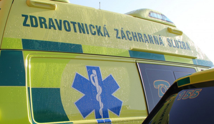 Osmnáctiletá řidička narazila do muže na elektrokole. Ten se zranil a skončil v péči záchranářů