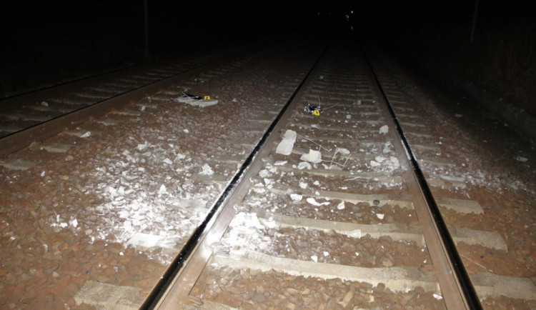 FOTO: Obrovský hazard s lidskými životy. Mladík položil na koleje betonový panel, vlak naštěstí nevykolejil