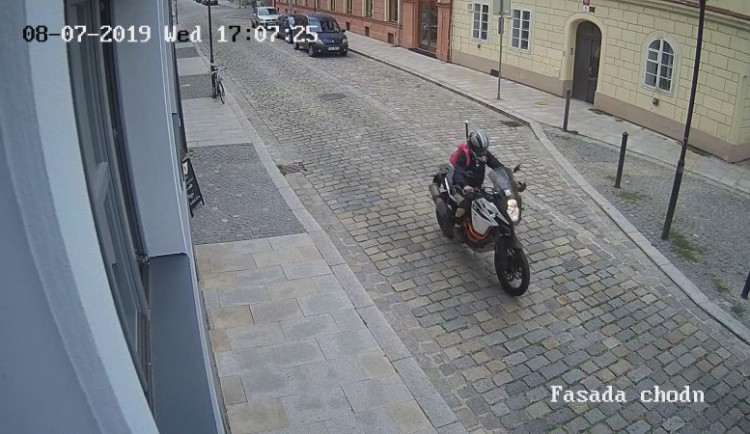 Během tří minut zmizela motorka za 300 tisíc. Po zloději z centra Budějc pátrá policie