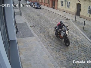 Během tří minut zmizela motorka za 300 tisíc. Po zloději z centra Budějc pátrá policie