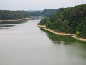 V Podolsku na orlické přehradě stále platí zákaz koupání