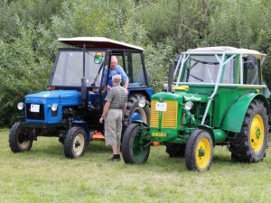 Burácejícím traktorům fandily v Dráchově stovky lidí