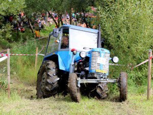 Burácejícím traktorům fandily v Dráchově stovky lidí