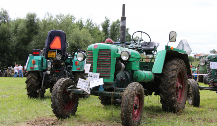 Burácejícím traktorům fandily v Dráchově stovky lidí