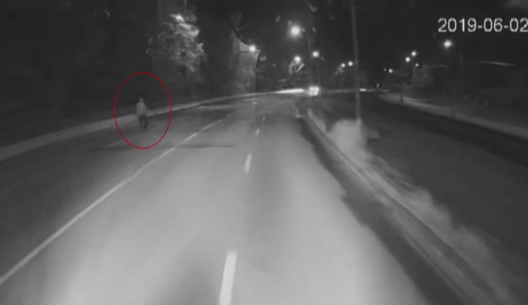 VIDEO: Chodec v Brně přecházel silnici a řidič rozjezdu musel prudce zabrzdit. Zranila se přitom cestující