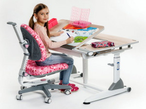 Konec trápení s kulatými zády. Prohlédněte si na Zemi živitelka rostoucí nábytek Amadeus, který vašemu dítěti uleví