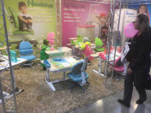 Konec trápení s kulatými zády. Prohlédněte si na Zemi živitelka rostoucí nábytek Amadeus, který vašemu dítěti uleví