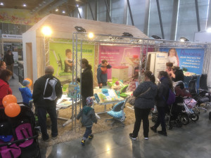 Konec trápení s kulatými zády. Prohlédněte si na Zemi živitelka rostoucí nábytek Amadeus, který vašemu dítěti uleví