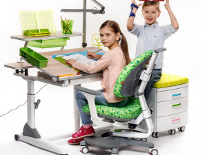 Konec trápení s kulatými zády. Prohlédněte si na Zemi živitelka rostoucí nábytek Amadeus, který vašemu dítěti uleví