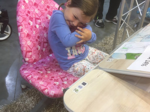 Konec trápení s kulatými zády. Prohlédněte si na Zemi živitelka rostoucí nábytek Amadeus, který vašemu dítěti uleví