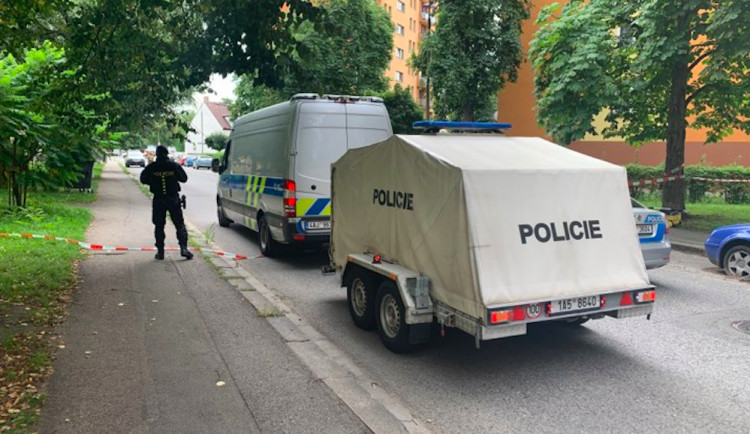 Na místě jsou policisté, kteří vyčkají až do příjezdu pyrotechnika