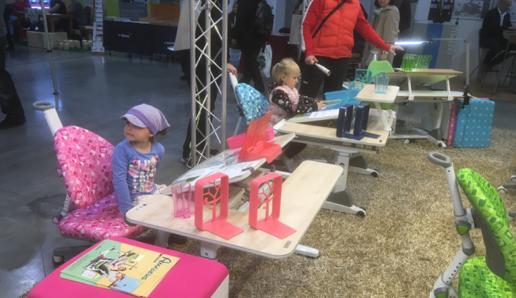 Konec trápení s kulatými zády. Prohlédněte si na Zemi živitelka rostoucí nábytek Amadeus, který vašemu dítěti uleví