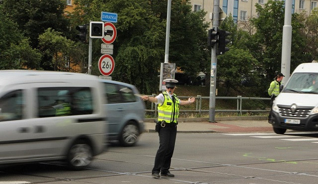Opilý muž se rozhodl řídit dopravu na rušné křižovatce u Brna, policisté ho museli odtáhnout násilím