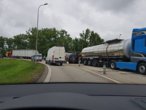 Z cisterny na Okružní vytekl horký asfalt, škoda přesahuje milion