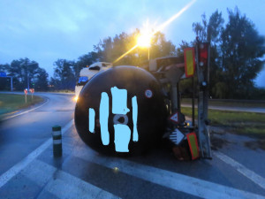 Z cisterny na Okružní vytekl horký asfalt, škoda přesahuje milion