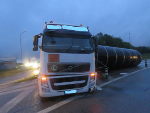 Z cisterny na Okružní vytekl horký asfalt, škoda přesahuje milion