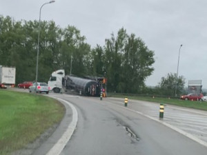 Z cisterny na Okružní vytekl horký asfalt, škoda přesahuje milion