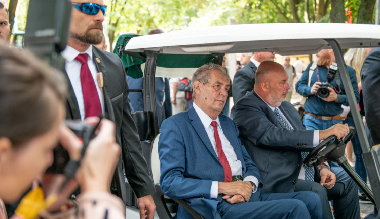 Zeman přijel na Živitelku v golfovém vozíku. V proslovu kritizoval Martina Bursíka