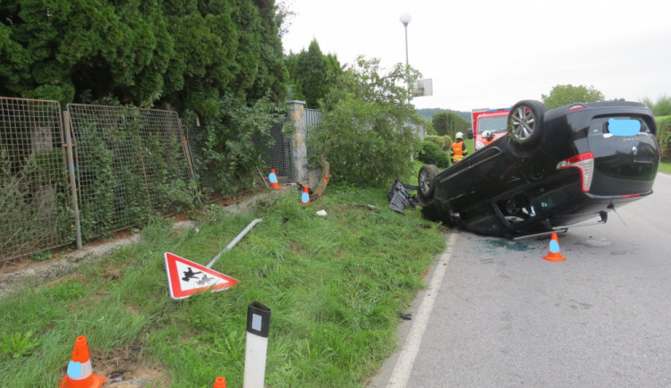 Na Českokrumlovsku se stala dopravní nehoda, řidič zůstal zaklíněný v autě