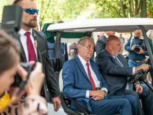 Zeman přijel na Živitelku v golfovém vozíku. V proslovu kritizoval Martina Bursíka
