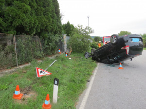 Na Českokrumlovsku se stala dopravní nehoda, řidič zůstal zaklíněný v autě