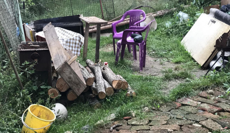 Dvaadvacetiletý muž v hádce ubodal kamaráda, jeho tělo ukryl na zahradě a zaházel odpadky