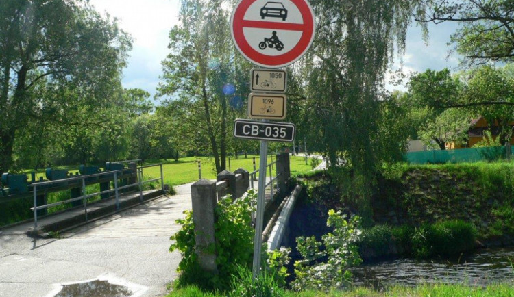 Za necelé dva miliony opraví město lávku přes Mlýnskou stoku v Javorové ulici.