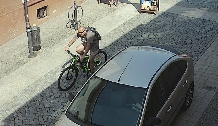 VIDEO: Tento muž ukradl jízdní kolo a ujel s ním. Nepoznáte ho?