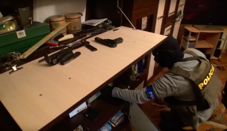 Organizovaná skupina krátila daně, přišla si skoro na tři sta milionů