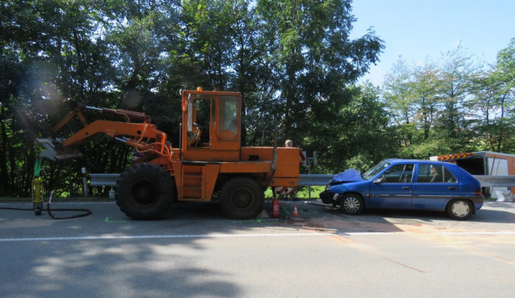 FOTO: Seniora v pokročilém věku oslnilo sluníčko, při objíždění silničářů naboural pracovní stroj