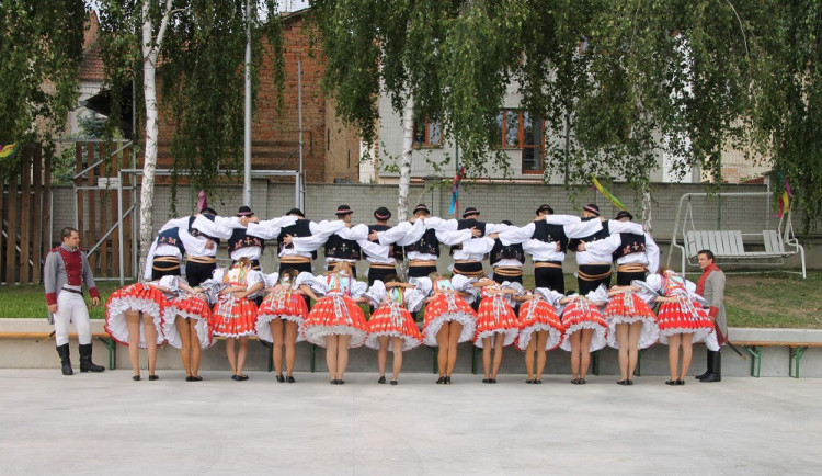 Agresivní muži provokovali na hodech v Ivanovicích. Když je stárci vyvedli, jeden z nich začal střílet do vzduchu