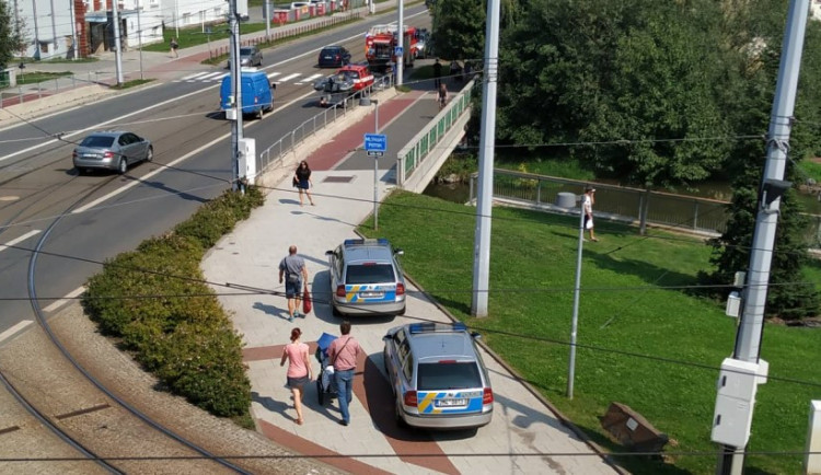 VIDEO: Dnes odpoledne se u Šantovky topil opilý cizinec. Z vody ho vytáhl náhodný kolemjdoucí