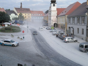 Vápencový prach v centru Volyně způsobil lidem škody, firma je zaplatí