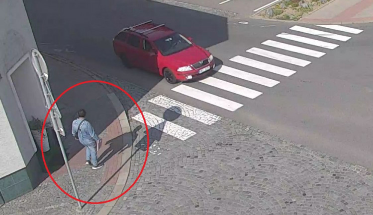 FOTO: Zloděj okradl seniorku v jejím vlastním bytě. Zachytily ho kamery, nepoznáte ho?