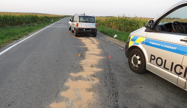 FOTO: Řidič Fiatu Multipla zavinil nehodu s těžkým zraněním a utekl, pátrají po něm policisté