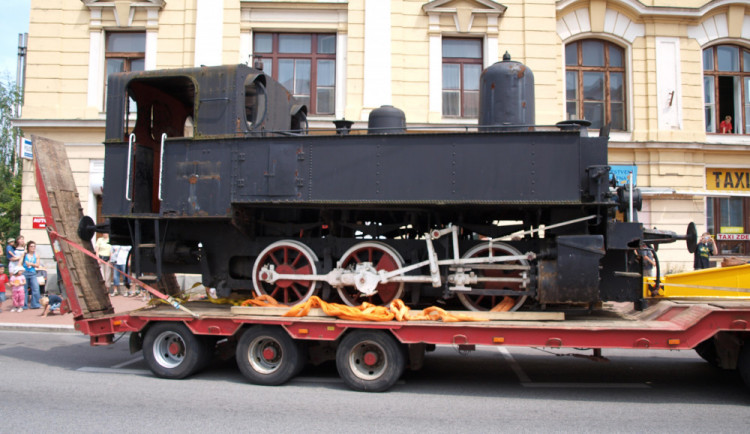 DRBNA HISTORIČKA: Kafemlejnek, nazdárek nebo babička. Před deseti lety byla od nádraží odvezena lokomotiva 310