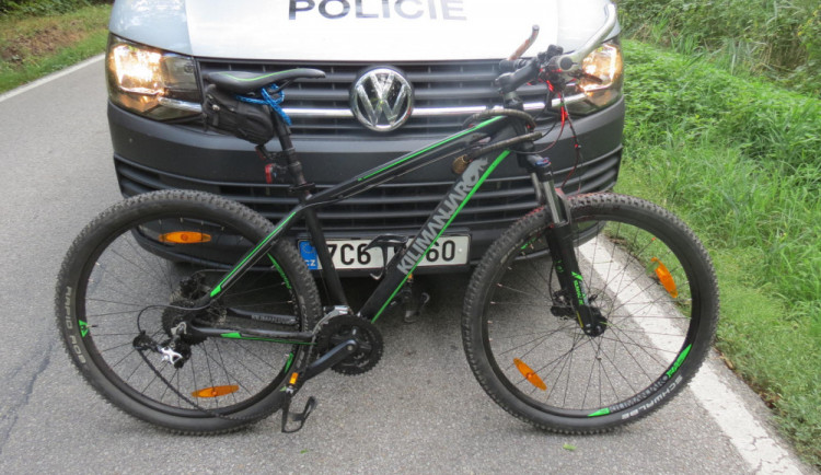 Silnicím včera vládli podnapilí cyklisté, jeden přehlédl popelářský vůz a narazil do něj