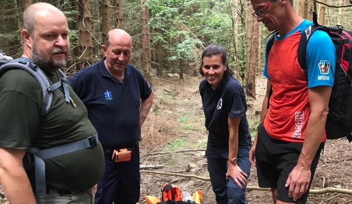 Pro zraněnou ženu na Medvědí stezce museli záchranáři dojít kus pěšky