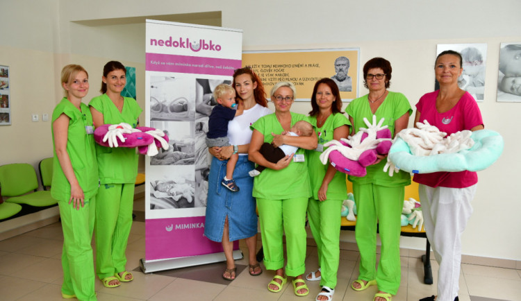 Pět pelíšků Neobed v celkové hodnotě 25 200 korun předali na konci týdne zástupci spolku Nedoklubko Neonatologickému oddělení Nemocnice České Budějovice.