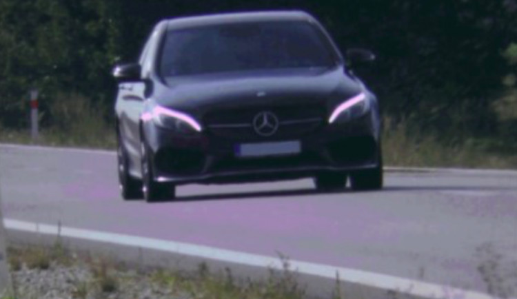 Řidič si splet silnici se závodním okruhem, hnal se rychlostí 217 kilometrů za hodinu