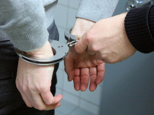 Padesátiletý cizinec v Budějcích ukradl telefon, pak napadl člověka na ulici. Policie ho zadržela