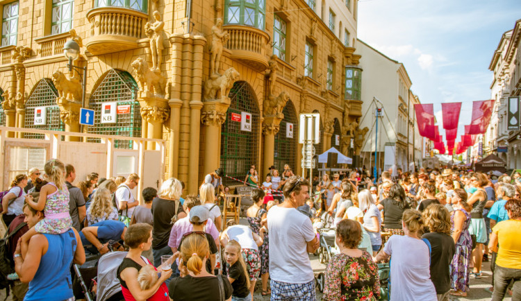 FOTO: Plné ulice, skvělé jídlo a pití, nabitý program. Prázdniny ukončil pouliční festival
